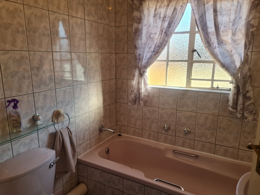 3 Bedroom Property for Sale in Geelhoutpark North West